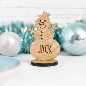 Hölzerner Schneemann PERSONALISIERTE Weihnachtsortnamen, personalisierte Weihnachtstischdekoration, Luxus-Schneemanndekorationen, Schneemann-Tischkarten