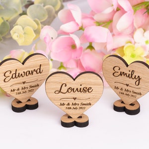 Gepersonaliseerde houten plaatsnamen bruiloft couverts, hartvormige plaatsnamen op standaard, rustieke gepersonaliseerde plaatskaarten, tafeldecoraties