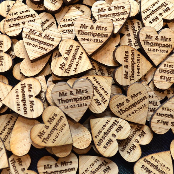 Décorations rustiques en chêne de confettis de table de mariage en bois en forme de coeur personnalisés