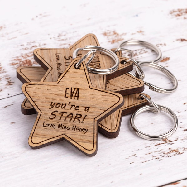 Cadeau professeur et élève - Porte-clés personnalisé avec nom en forme d'étoile en bois - Souvenir de fin d'année