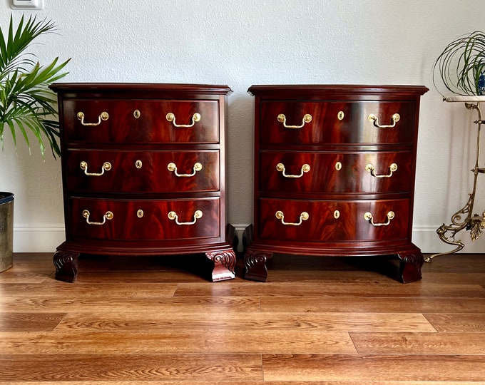 Pair Bow Front Nightstands Style Thomasville Flame Mahogany