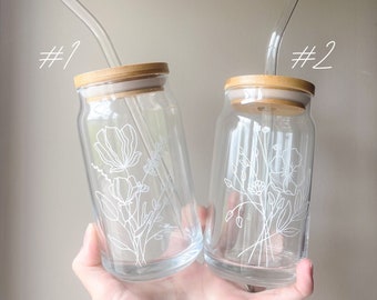 Vaso de lata de vidrio floral - 16oz - Tapa de bambú + pajita de vidrio