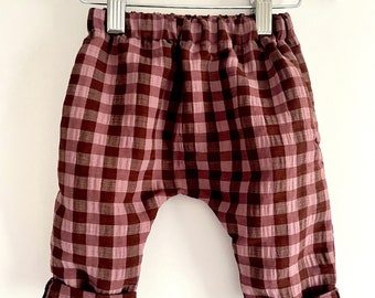 Pantalón de bebé unisex de gingham rosa de café hecho a mano sostenible, jogger de harén para niños de otoño, pantalones para niños, pantalones para niños pequeños, ropa de bebé