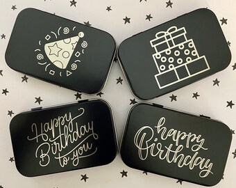 Joyeux anniversaire : boîtes en métal gravées avec couvercles pour offrir, cartes-cadeaux, argent, bonbons, etc.