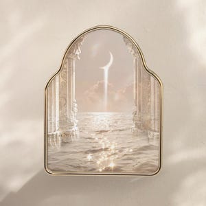 K&ouml;nnte beinhalten: Dekorative Wandkunst mit einem goldfarbenen, bogenf&ouml;rmigen Rahmen. Das Bild zeigt eine Meereslandschaft mit einem Halbmond, einem Lichtstrahl und funkelndem Wasser, das Ruhe und Gelassenheit ausstrahlt.