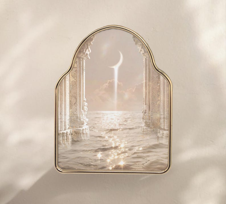 K&ouml;nnte beinhalten: Dekorative Wandkunst mit einem goldfarbenen, bogenf&ouml;rmigen Rahmen. Das Bild zeigt eine Meereslandschaft mit einem Halbmond, einem Lichtstrahl und funkelndem Wasser, das Ruhe und Gelassenheit ausstrahlt.