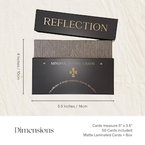 Op de afbeelding: Een zwarte doos met de titel REFLECTION en MINDFUL RITUAL CARDS in goudkleurige tekst en een kruissymbool. De doos meet 10 cm bij 14 cm. Bevat 50 mat gelamineerde kaarten van 12,7 cm bij 8,9 cm met reli&euml;f van Egyptische hi&euml;rogliefen.