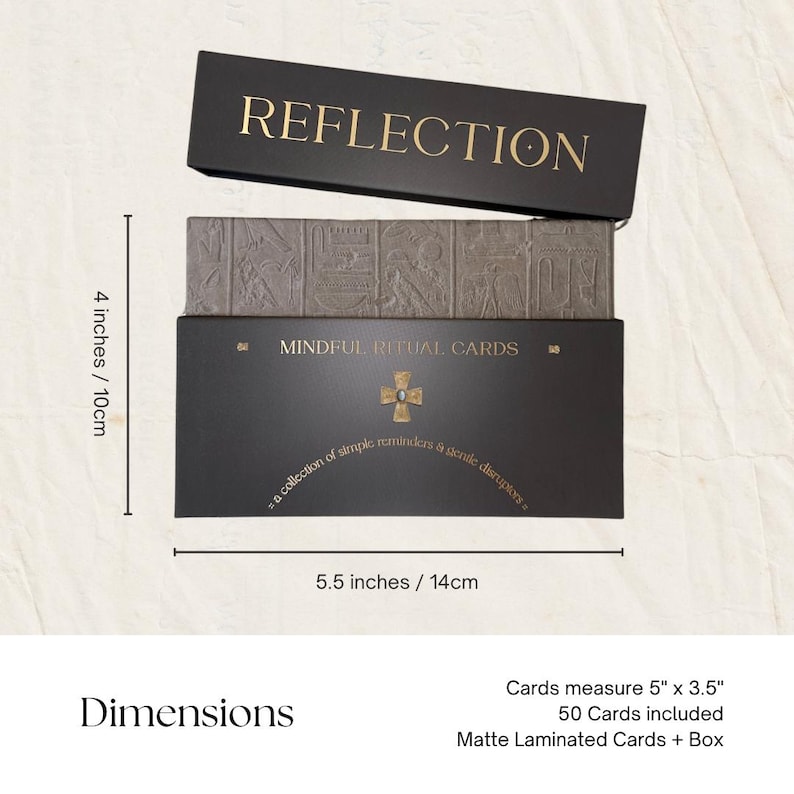 Op de afbeelding: Een zwarte doos met de titel REFLECTION en MINDFUL RITUAL CARDS in goudkleurige tekst en een kruissymbool. De doos meet 10 cm bij 14 cm. Bevat 50 mat gelamineerde kaarten van 12,7 cm bij 8,9 cm met reli&euml;f van Egyptische hi&euml;rogliefen.
