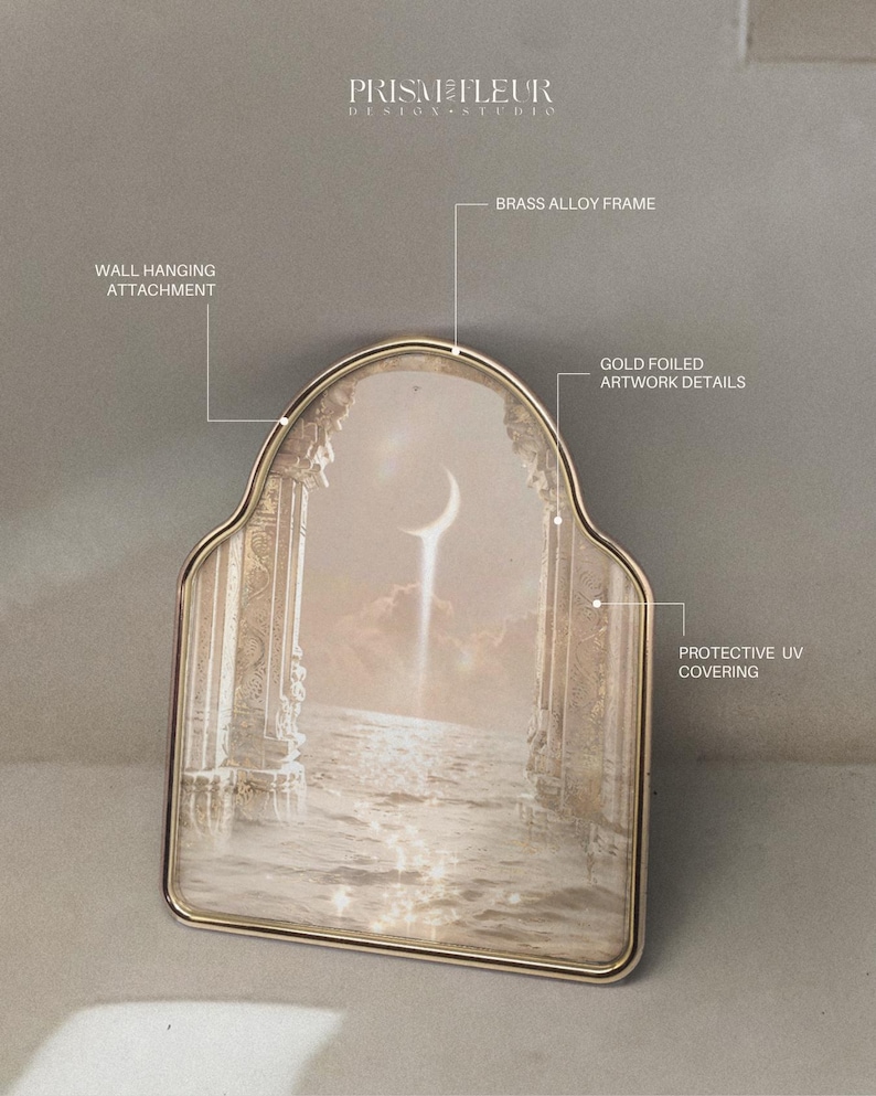 K&ouml;nnte beinhalten: Dekorativer Rahmen aus Messinglegierung mit goldfolierten Kunstwerkdetails. Der Rahmen verf&uuml;gt &uuml;ber eine sch&uuml;tzende UV-Beschichtung und eine Wandaufh&auml;ngung. Das Kunstwerk zeigt eine Himmelszene mit einem Mond und einem Lichtstrahl.