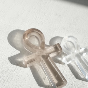 Ankh egyptisk kristallamulett med livets nyckel | Rosa klar rökkvarts bild 12