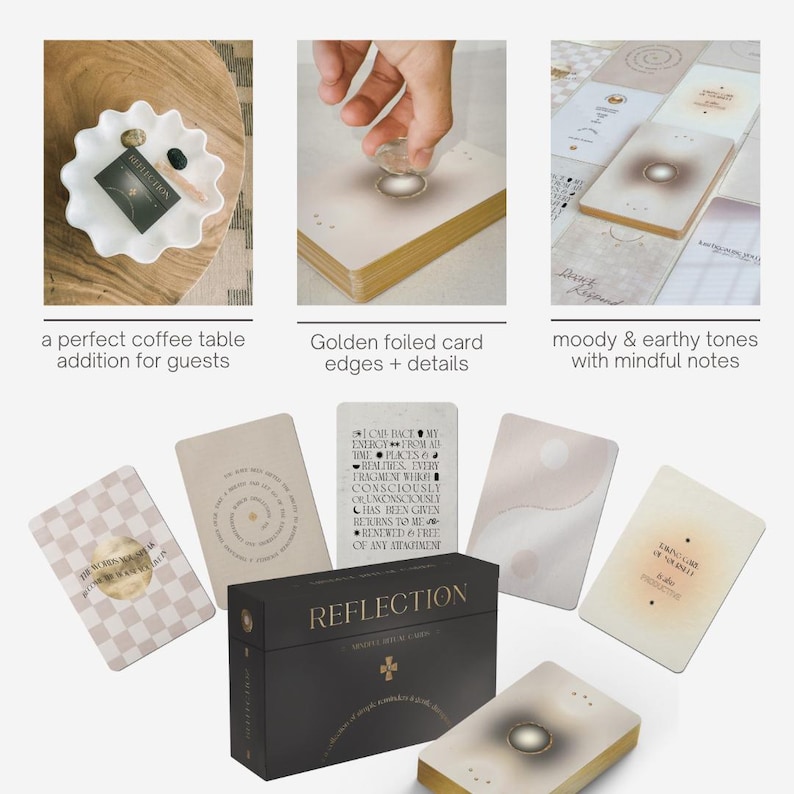 Op de afbeelding: Een set Reflection orakelkaarten met een zwarte doos met gouden tekst, vergezeld van verschillende kaarten in aardetinten met minimalistische afbeeldingen en inspirerende teksten. De kaarten hebben goudfolie randen en zijn in diverse lay-outs gepresenteerd.
