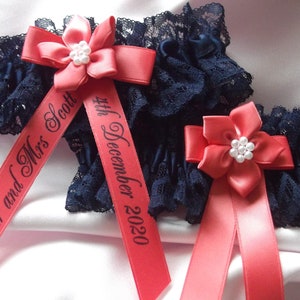 Personalisierte Navy Lace Hochzeit Strumpfband Set: Coral Satin Braut Strumpfband, Handgemacht