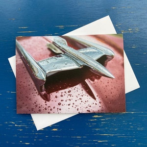 Gefaltet 3,5 "x 5" Karte w / klassische Chevy Bel Air Hood Ornament Farbe Foto ideal für jeden Anlass einschließlich Vatertag, Papa, Garage, Auto-Liebhaber.