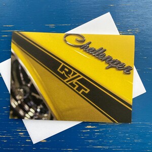 Gefaltet 3,5 "x 5" Karte w / ein Dodge Challenger R /T Muskel Auto Farbe Foto ideal für jeden Anlass einschließlich Vatertag, Papa, Garage, Auto-Liebhaber.