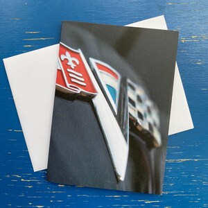 Gefaltet 3,5 "x 5" Grußkarte mit klassischen Corvette Kapuze Foto ideal für jeden Anlass einschließlich Vatertag, Papa, Geburtstag, Auto-Liebhaber.