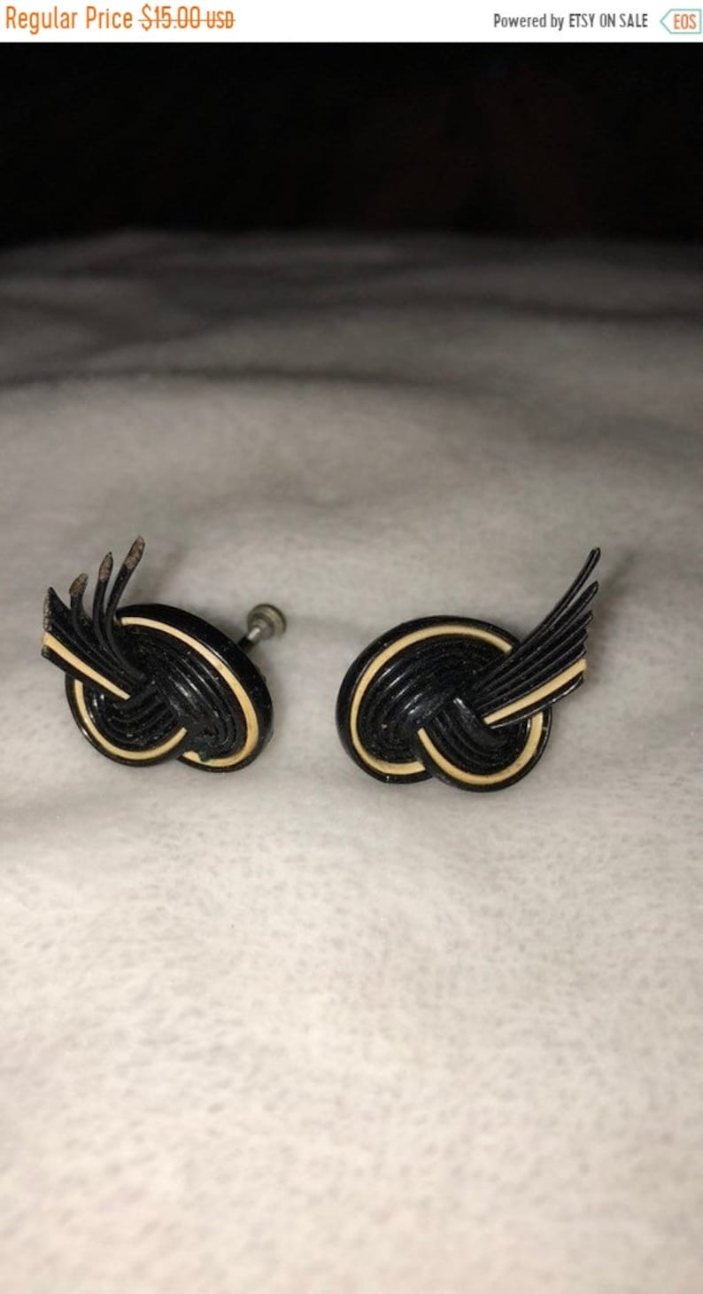Save 15/% Vtg black cream screwback earrings
