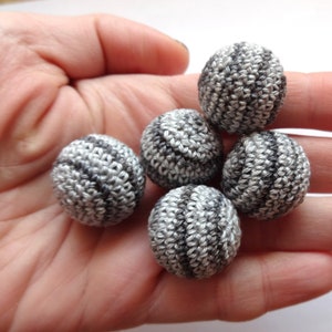 Set di perline di legno grigio all&#39;uncinetto di 5 perline rotonde in legno Filo di cotone perline coperte Craft Supplies Gioielli in legno di faggio che fanno perline fai-da-te