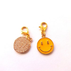 Charm pour fermeture à glissière Smile Face Charm en émail noir jaune Trousses à cosmétiques Sac à dos pour agenda Sac à bandoulière Marqueur de point Clés Charm Clip sur le charm image 2