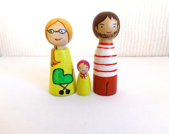 Poupée Peg peinte à la main Famille de 3 Toddler Waldorf Toy Doll House Play Miniature Peoples Poupées en bois colorées Set Cadeau pour les enfants