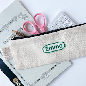 Étui à crayons en toile personnalisé avec badge nominatif - Pochette brodée personnalisée pour étudiants, professeurs, enfants, articles de fête et cadeaux