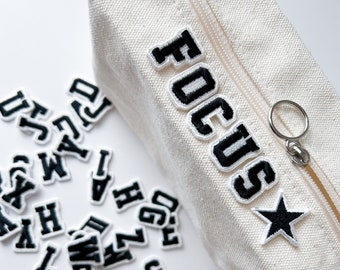 黒の小さな文字パッチ、ミニ刺繍アルファベットパッチ、アルファベットとマークのパッチ、ストラップジャケットバッグ用の文字アップリケ