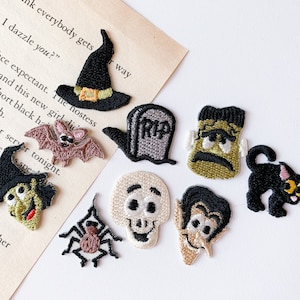 Könnte beinhalten: Ein Set mit zehn Halloween-bügelbildern. Die Patches zeigen eine Vielzahl von gruseligen Figuren, darunter eine Hexe, eine Fledermaus, ein Geist, ein Skelett, ein Vampir, ein Frankenstein-Monster, eine Spinne, eine Katze und ein Grabstein. Die Patches sind alle mit buntem Garn bestickt und haben verschiedene Texturen.