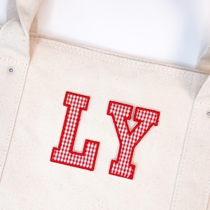 Aplique termocolante com letra em xadrez vermelho — Aplique universitário para bolsas e roupas — Inicial personalizada para você mesmo fazer