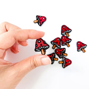 Juego de mini parches bordados de hongos rojos, pequeñas insignias de aplique de seta venenosa, bonito parche termoadhesivo de hongo mágico rojo, estilo cottagecore.