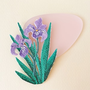 Fer de fleur violette sur patch, applique brodée florale violette, patchs de fleurs de naissance de février pour sacs et chemises, idées d’artisanat de cadeaux floraux