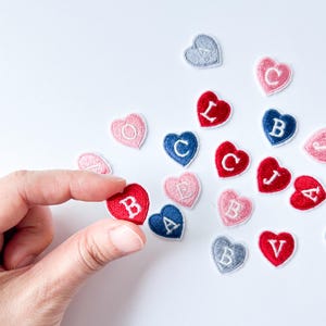 Mini Patches de Letras de Coração para Passar – Bordado de Alfabeto Personalizado | Estética Coquette, Decoração DIY Fofa, Patch de Nome Personalizado