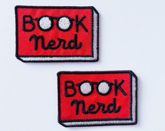 Set med 2 strykmärken med boksnördar, röd bokapplikation, broderad lapp med biblioteksmotiv, jag älskar böcker, för bokklubb och lärare