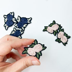 Kleine Rose Gestickte Bügelbilder - Set von 2 Mini-Blumenapplikationen in Schwarz oder Hellrosa