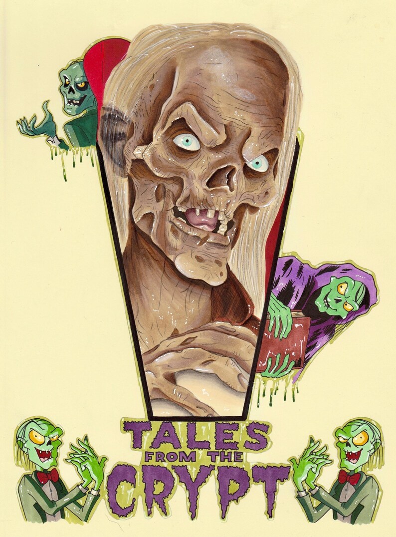 K&ouml;nnte beinhalten: Eine handgezeichnete Illustration des Gruftw&auml;chters aus der Fernsehserie Tales from the Crypt. Der Gruftw&auml;chter ist mit einem sch&auml;delartigen Gesicht, langen blonden Haaren und einem unheilvollen Grinsen dargestellt. Die Illustration ist von vier kleineren Illustrationen der Assistenten des Gruftw&auml;chters umgeben, die jeweils ein gr&uuml;nes Gesicht und einen schelmischen Ausdruck haben. Der Text "Tales from the Crypt" ist in violetten Buchstaben am unteren Rand der Illustration geschrieben.