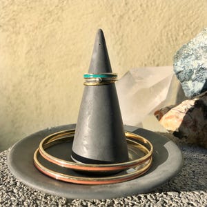 Concrete Cone Ring holder Charcoal Pigmented image 1