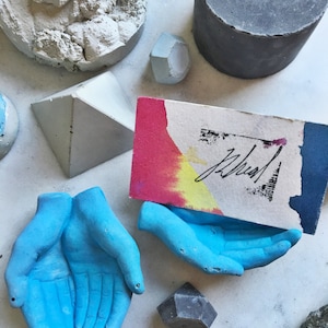 Pequeno lote de porta-cartões em negrito azul-celeste com mãos de concreto, porta-joias, porta-anel, porta-velas