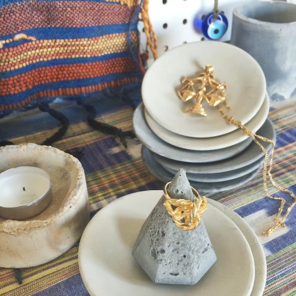 Small Minimal  Natural Colored Concrete Catchall Plate Ring Dish