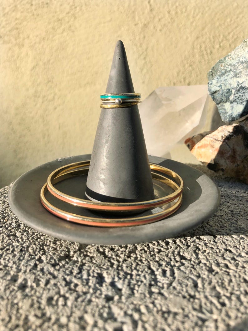 Concrete Cone Ring holder Charcoal Pigmented image 1