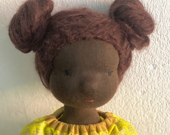 Große dunkelhäutige Waldorfpuppe (49 cm) mit dicken braunen Haaren