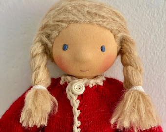 Große Waldorfpuppe Anouk (46 cm), blond, blaue Augen, mit vielseitigem Outfit in rot und weiß