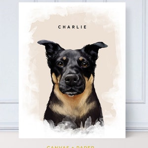 Puede incluir: Una pintura digital de un perro negro y marr&oacute;n con el nombre "CHARLIE" escrito encima. El perro est&aacute; mirando directamente al espectador. El fondo es de color marr&oacute;n claro con un efecto acuarela.