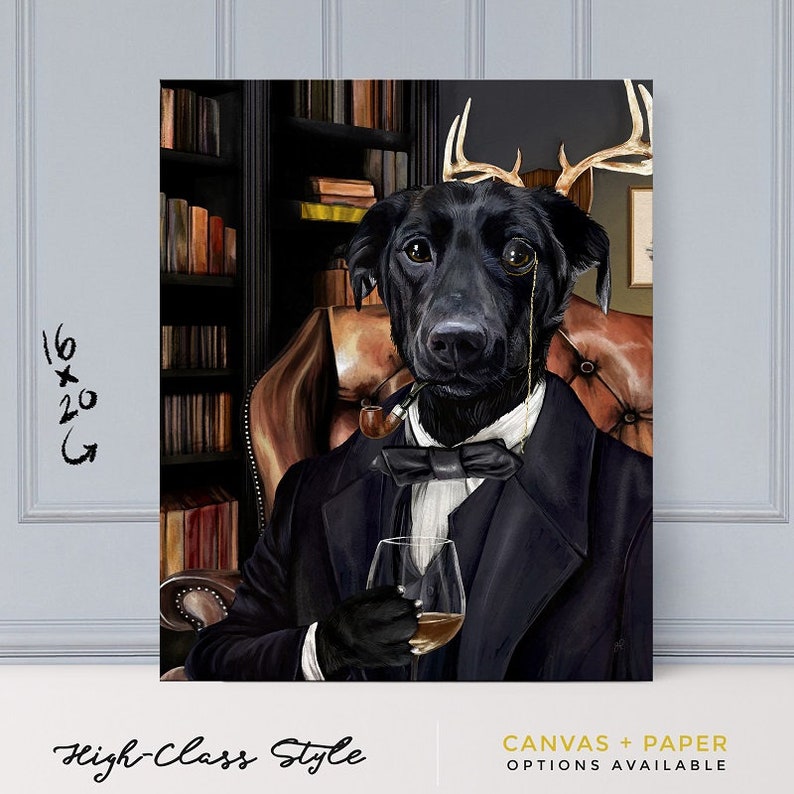Op de afbeelding: Een zwarte hond met een monokel, strikdas en pak, die een glas whisky en een pijp vasthoudt. De hond zit in een leren stoel in een bibliotheek met boekenkasten op de achtergrond. De afbeelding is 40,6 x 50,8 cm.