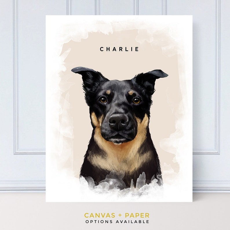 Puede incluir: Una pintura digital de un perro negro y marr&oacute;n con el nombre "CHARLIE" escrito encima. El perro est&aacute; mirando directamente al espectador. El fondo es de color marr&oacute;n claro con un efecto acuarela.