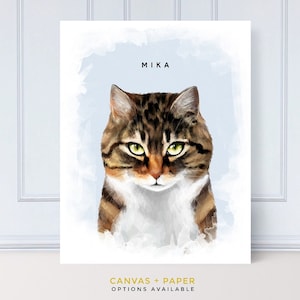 Puede incluir: Una pintura de acuarela de un gato atigrado llamado Mika. El gato tiene ojos verdes y mira directamente al espectador. El fondo es una lavada de acuarela azul claro.