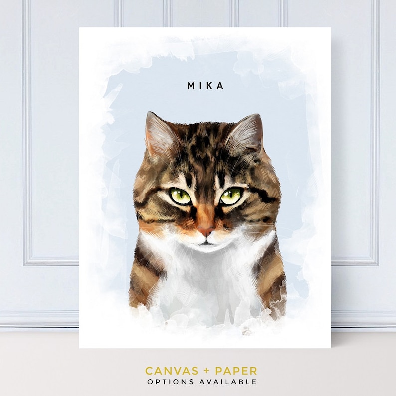 Puede incluir: Una pintura de acuarela de un gato atigrado llamado Mika. El gato tiene ojos verdes y mira directamente al espectador. El fondo es una lavada de acuarela azul claro.