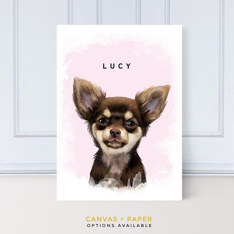 Puede incluir: Una pintura de acuarela de un chihuahua marr&oacute;n y negro con orejas grandes. El perro est&aacute; mirando directamente al espectador. El fondo es rosa claro con un efecto de acuarela. El nombre del perro, "LUCY", est&aacute; escrito en texto negro en la parte superior de la imagen.