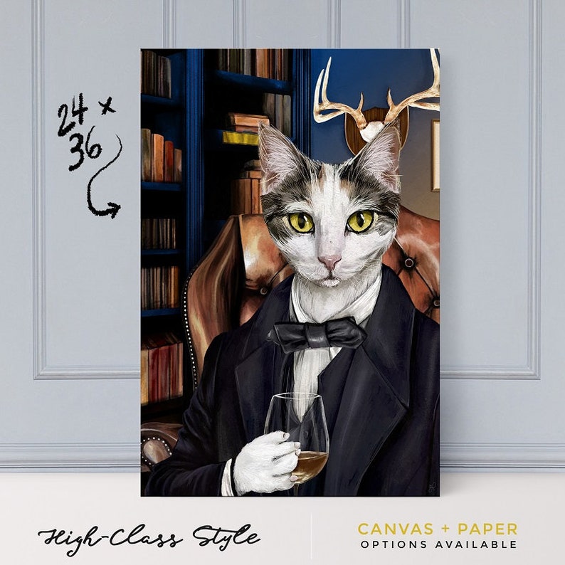 Op de afbeelding: Een schilderij van een kat die een smoking draagt en een glas whisky vasthoudt. De kat zit in een leren stoel in een bibliotheek. Het schilderij is 61 cm bij 91 cm.