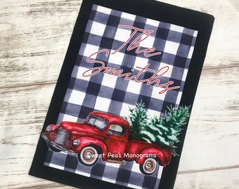 Röd lastbils julträdgårdsflagga, personlig trädgårdsdekoration, monogramflagga, personlig flagga, vinterflagga, julflagga, trädflagga