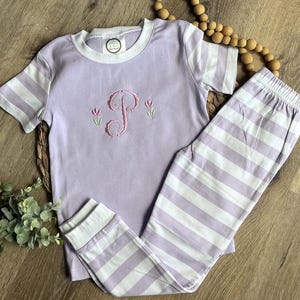Monogram vårpyjamas, påskpyjamas, matchande pyjamas, familjepyjamas, tulpanblommonogram, kortärmat och byxset bild 1