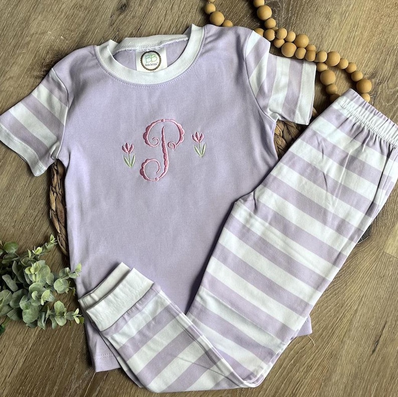 Monogram vårpyjamas, påskpyjamas, matchande pyjamas, familjepyjamas, tulpanblommonogram, kortärmat och byxset bild 1