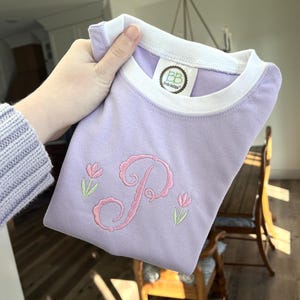 Monogram vårpyjamas, påskpyjamas, matchande pyjamas, familjepyjamas, tulpanblommonogram, kortärmat och byxset bild 4